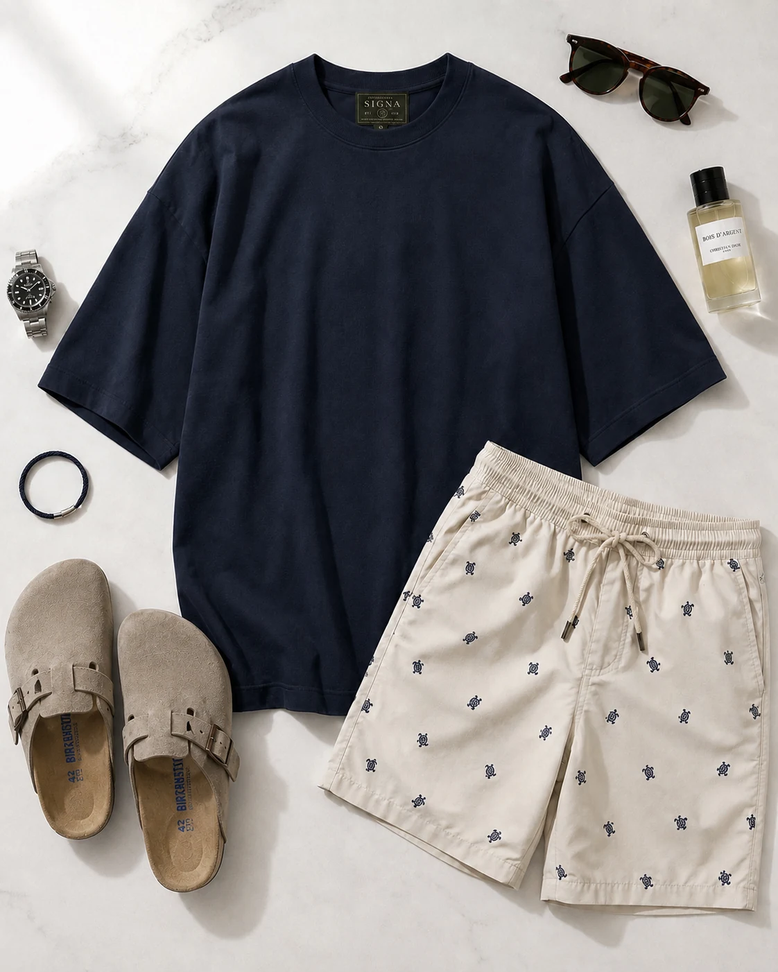 Look Riviera Casual com Camiseta 01, shorts claros e Boston bege