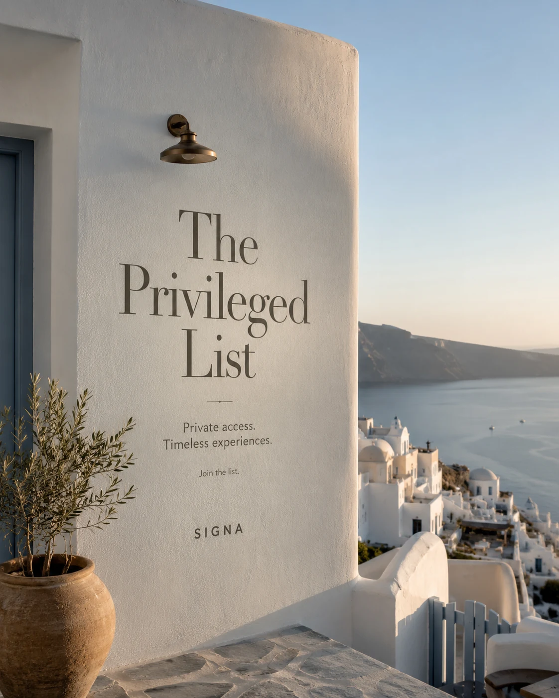 The Privileged List escrita em uma parede de Santorini